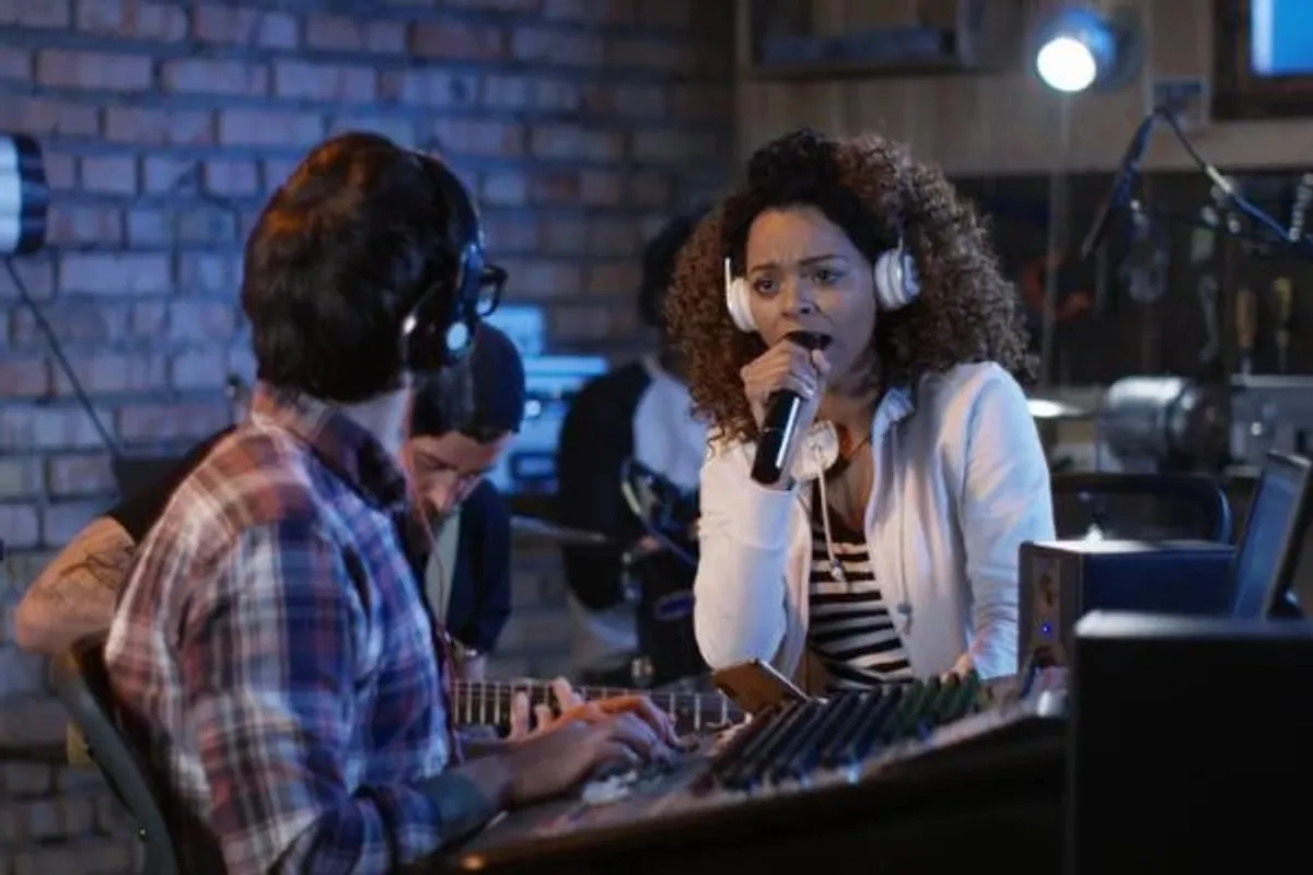 Cantora gravando em Home Studio