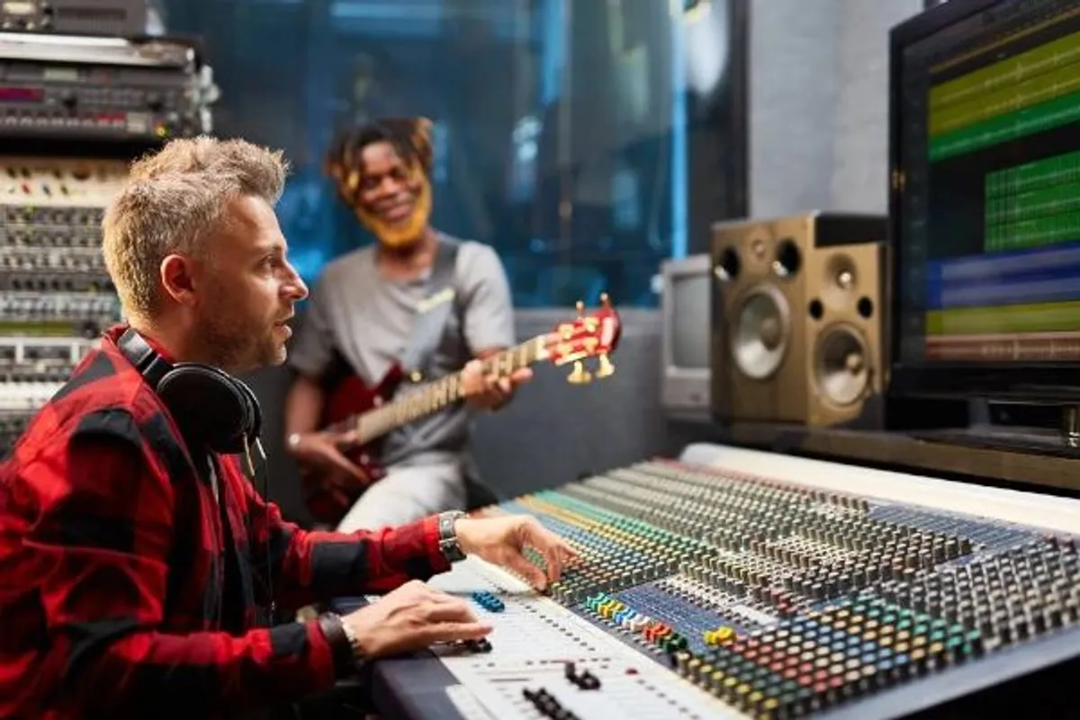 Produtor musical em estúdio de gravação