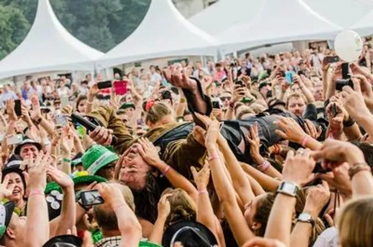 fas suportando artista