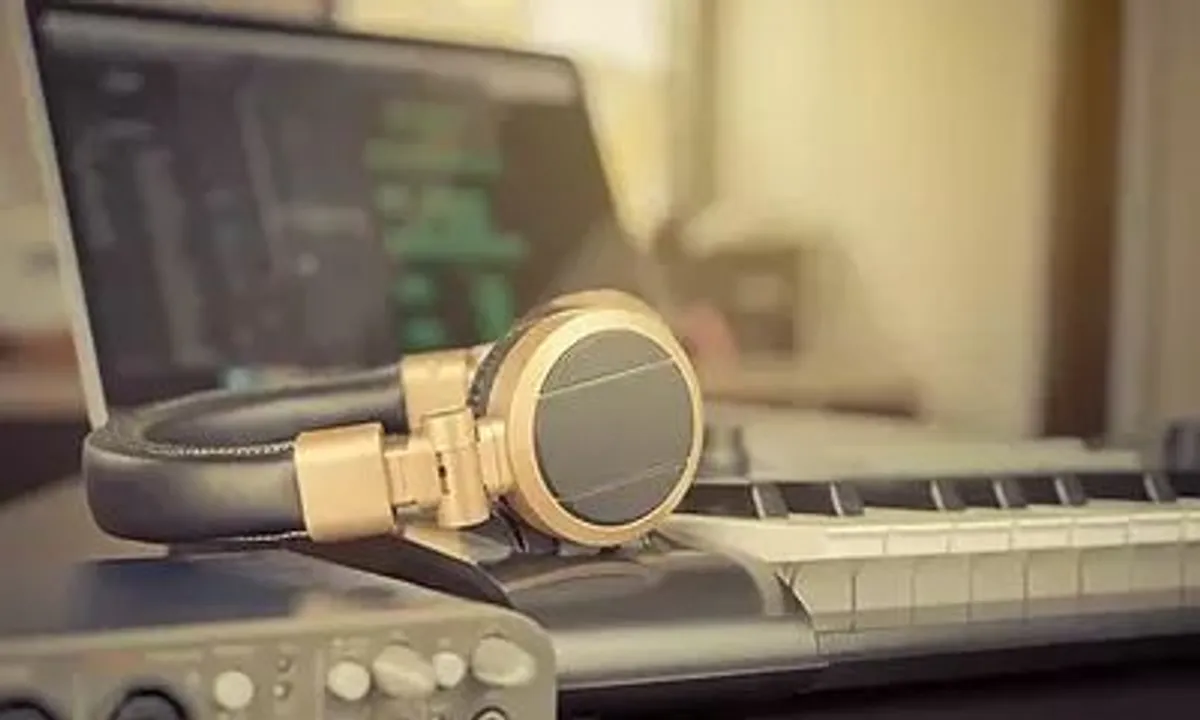 teclado headphone dourado interface de audio home studio