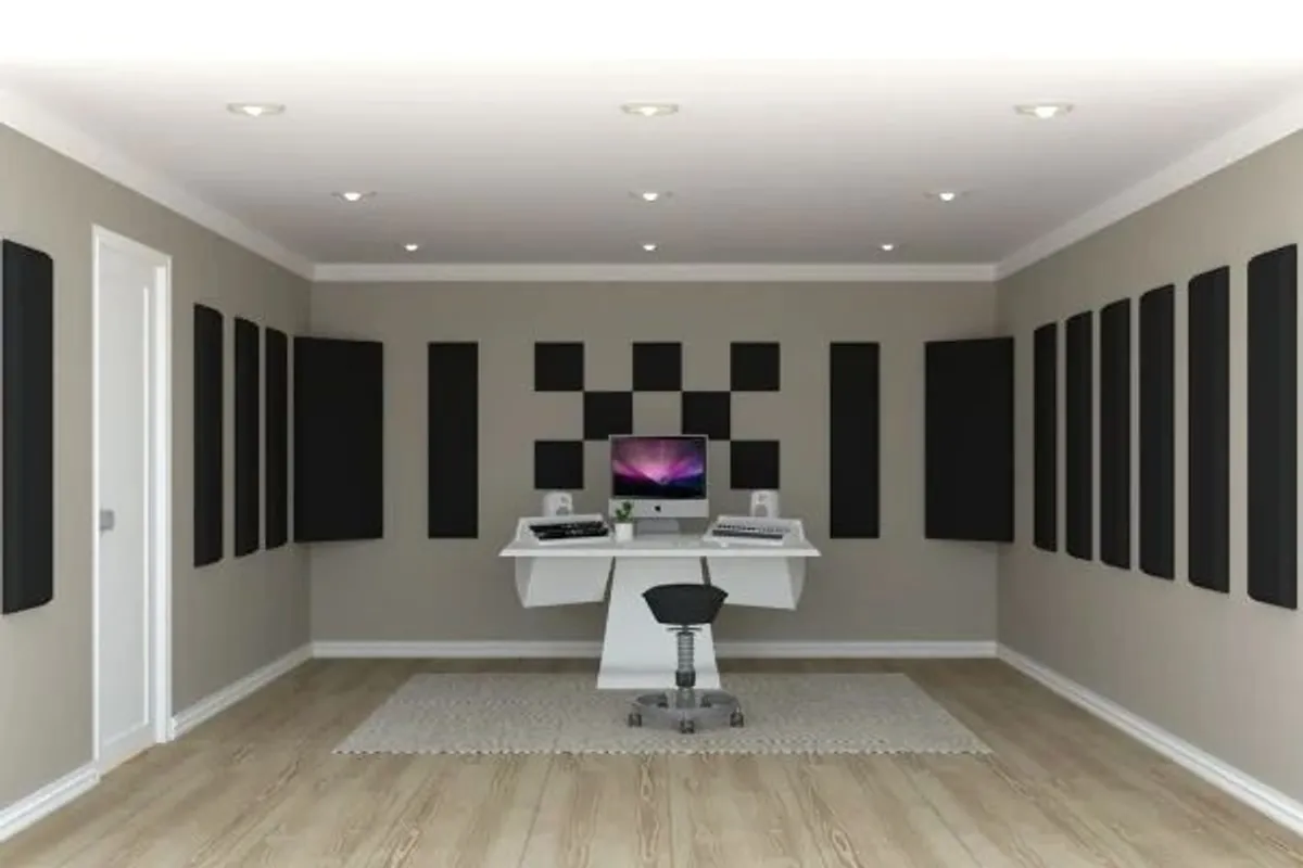 Sala de monitoração com painéis de espuma acústica