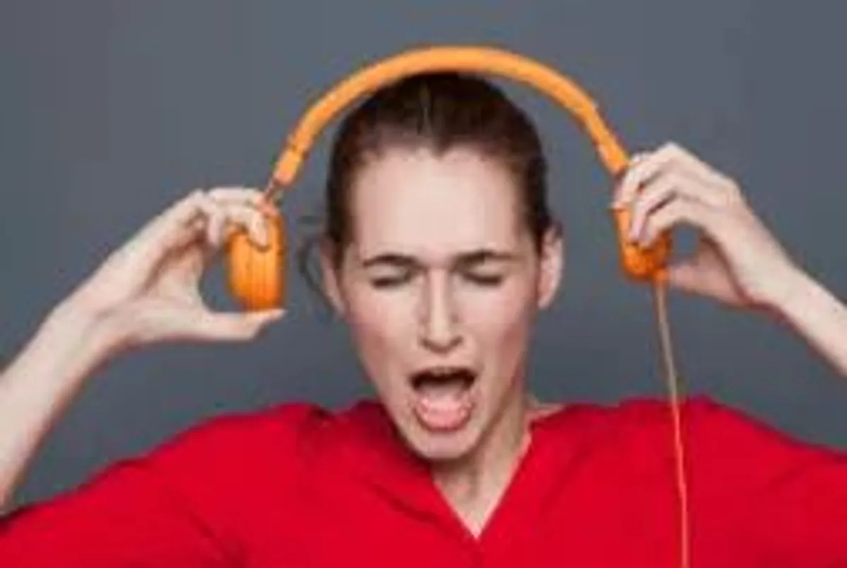 mulher vermelho ouvindo musica ruim