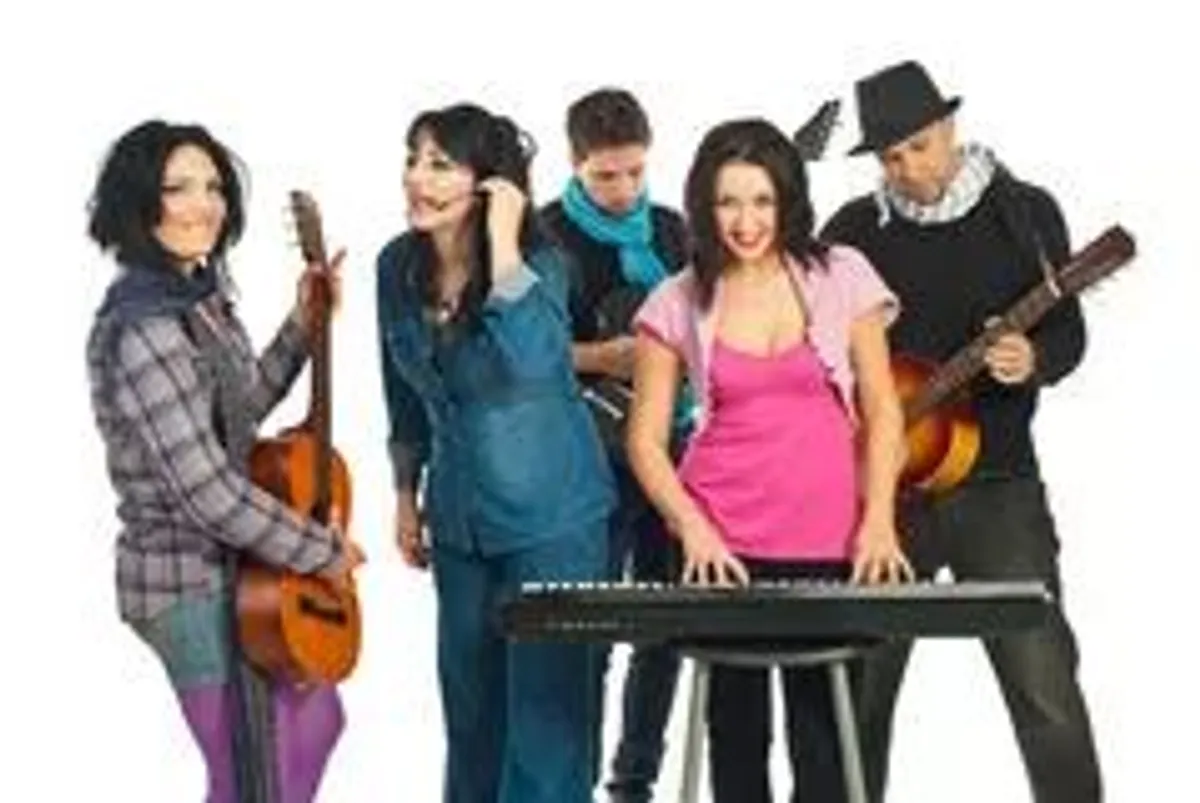 amigos musicos tocando