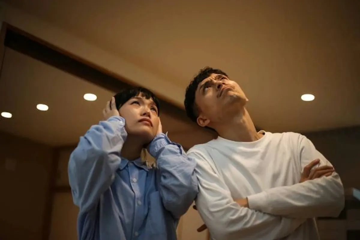 Pessoas olhando para cima