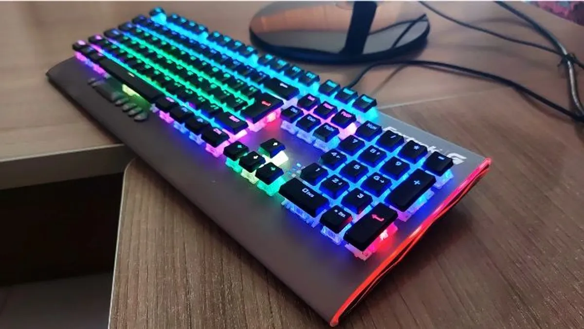 Vista lateral do Meu Teclado Gamer Mecânico RGB CRUISER Dark Grey Fortrek