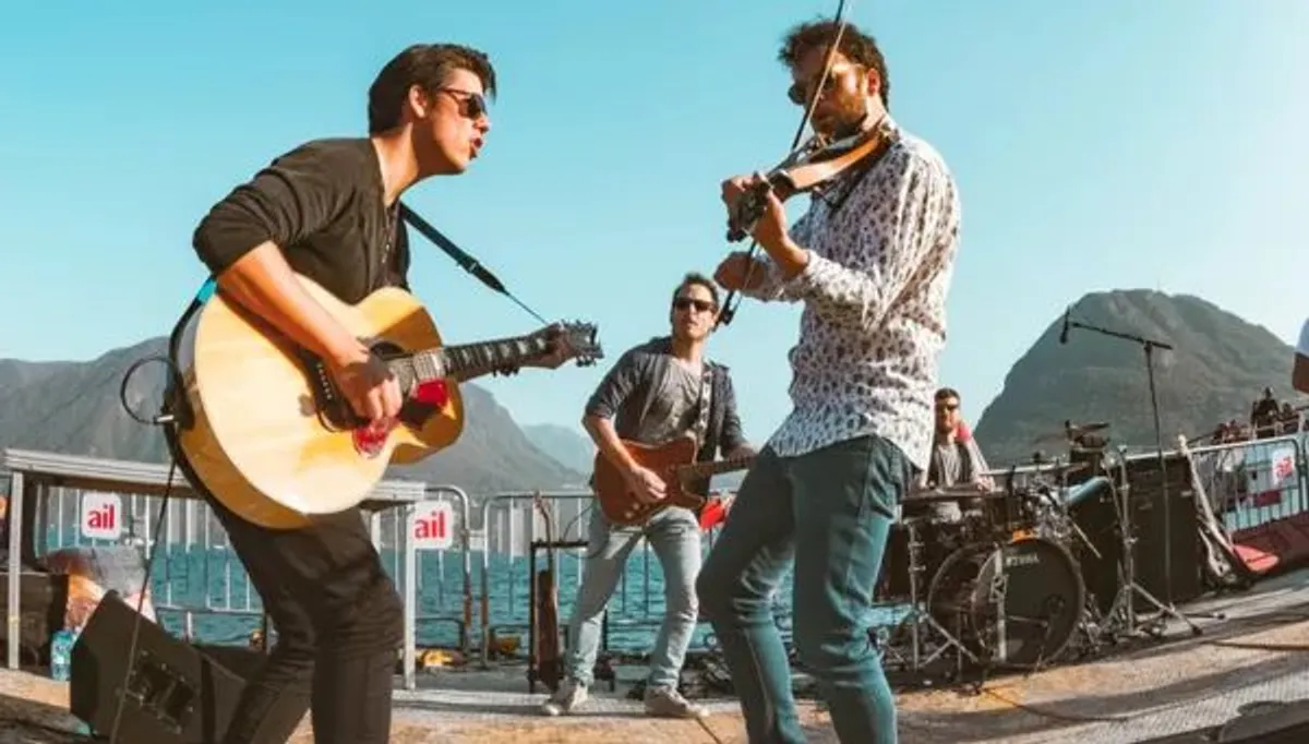 amigos tocando violao guitarra