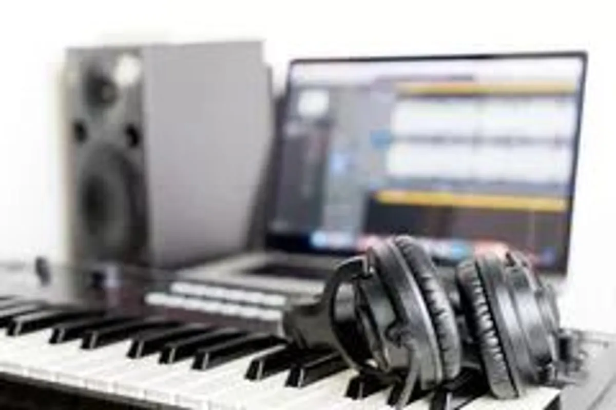 equipametos home studio teclado laptop monitor