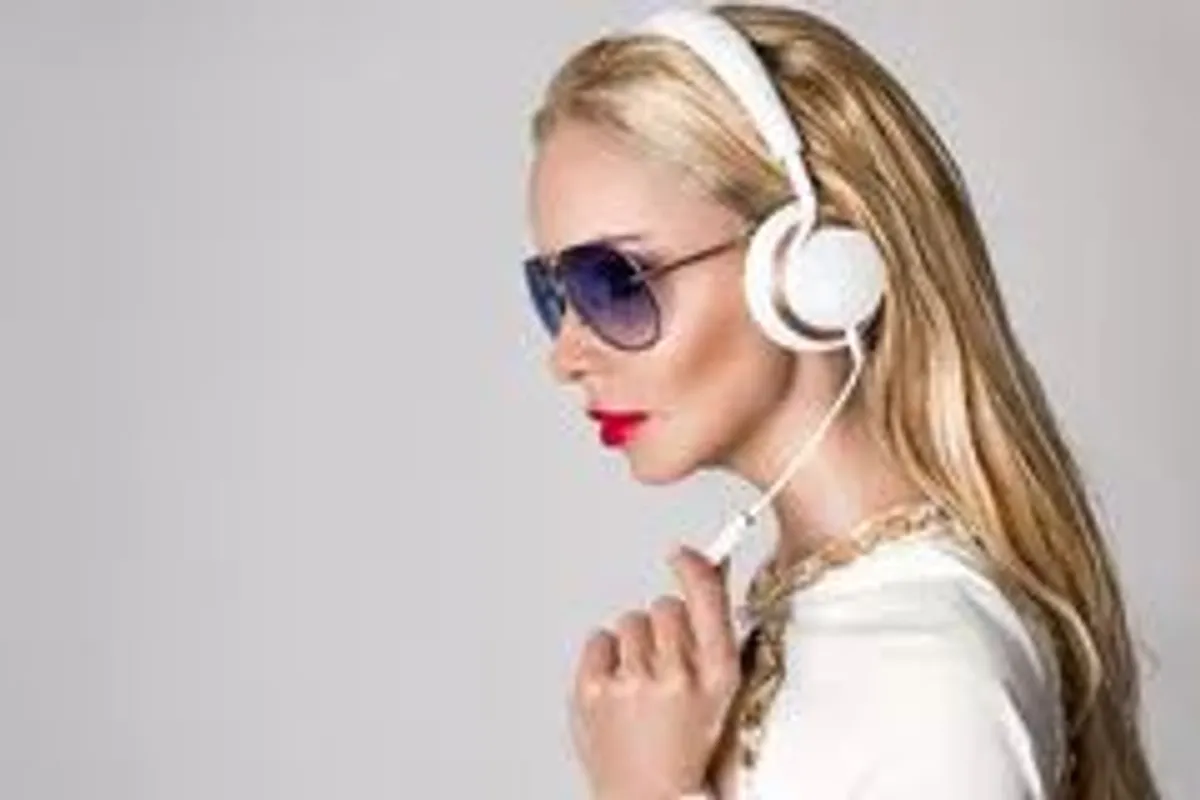 mulher ouvindo musica branco