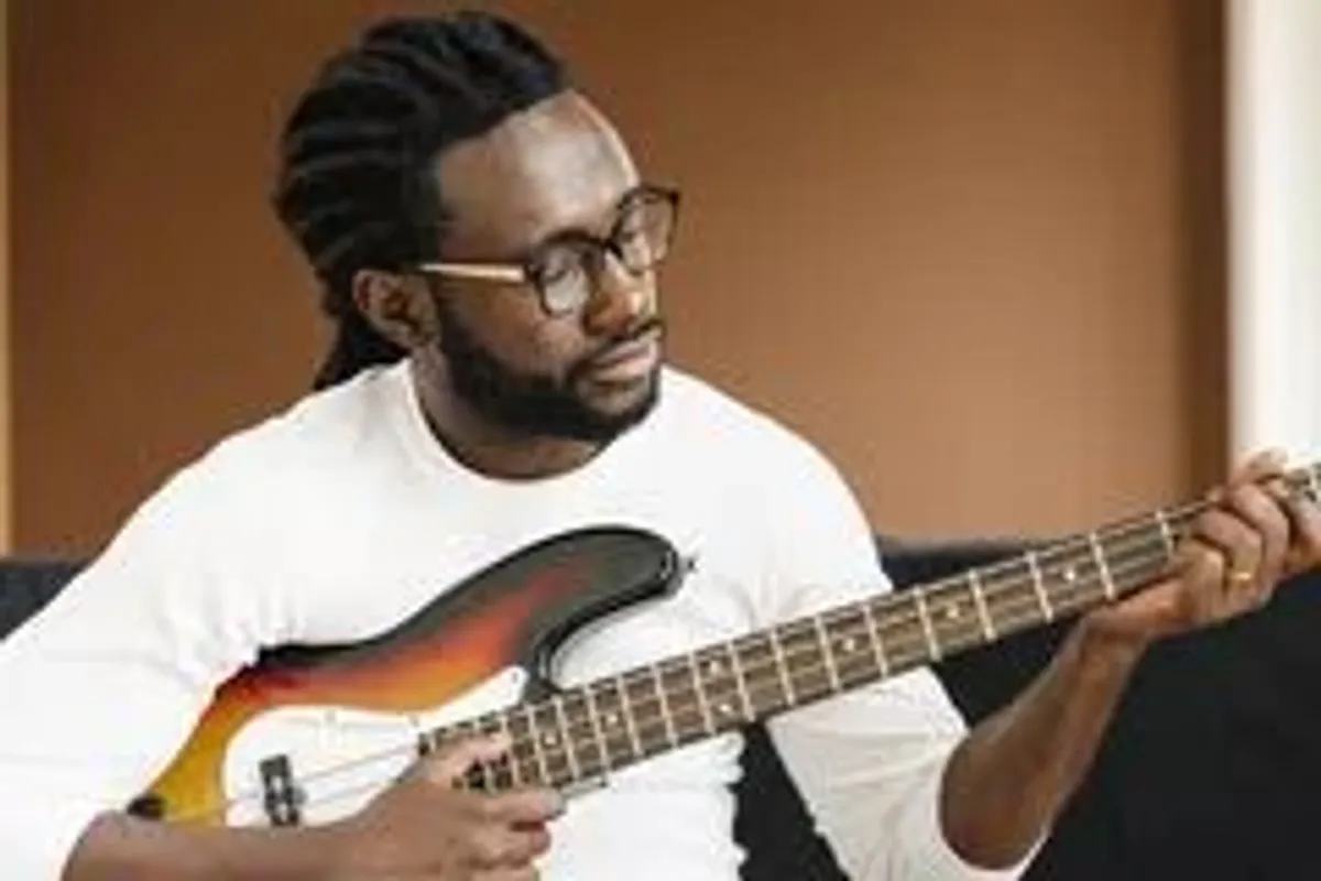 artista compondo musica