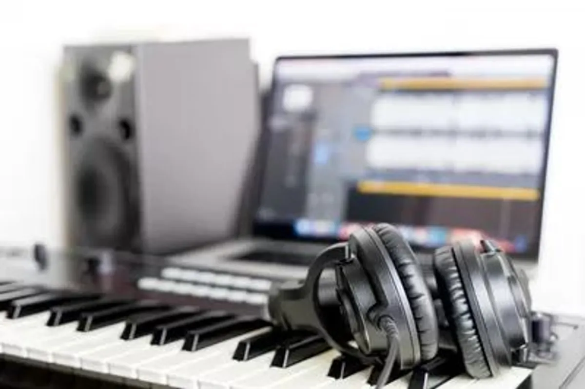 equipamento de gravacao home studio teclado musical headphone