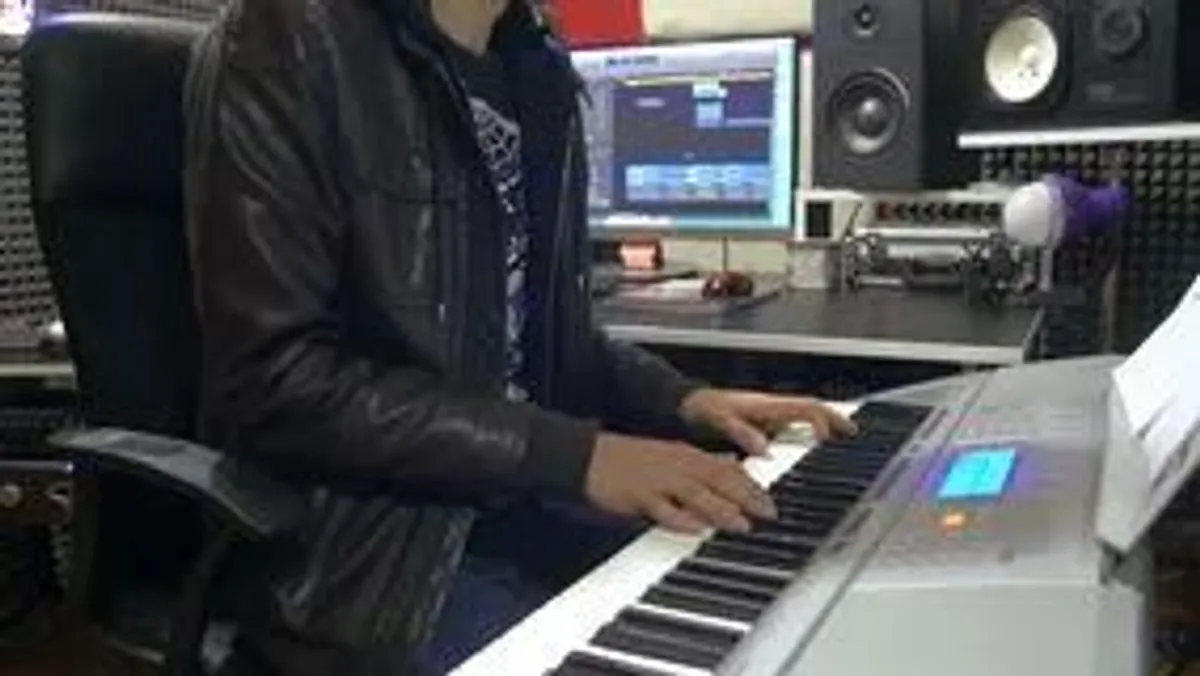 arranjador tocando teclado