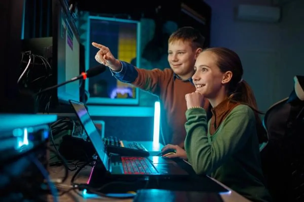 jovens produtores musicais descobrindo as ferramentas