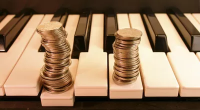 piano com pilhas de moedas teclando