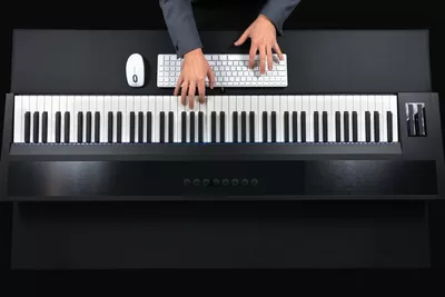 teclado eletronico preto e branco