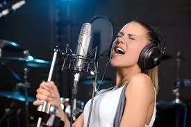 mulher cantando microfone studio small