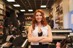 mulher sorrindo loja instrumentos