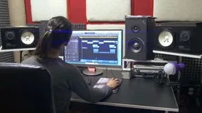 mulher produzindo audio home studio