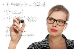 estudante fazendo calculos matematicos