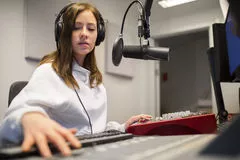 mulher locutora radio