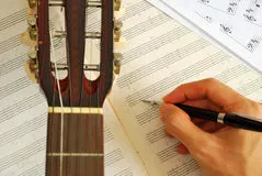 musico compondo partitura