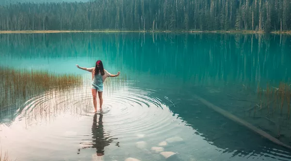 mulher lago ondas sonoras agua