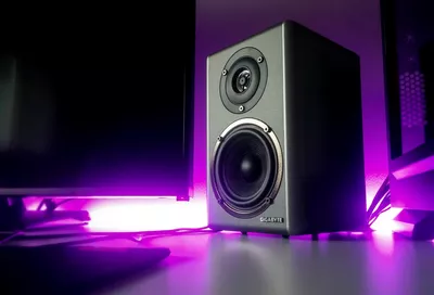 monitor de audio fundo roxo