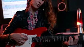 mulher tocando guitarra estudio
