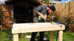 homem construindo mesa
