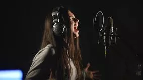 mulher gritando microfone studio