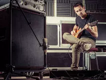 homem gravando cubo guitarra
