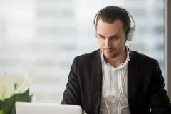 homem negocios ouvindo musica headphones