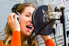 mulher cantando microfone laranja