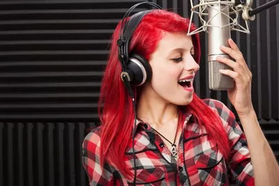 mulher cabelos vermelhos gravando vocal home studio