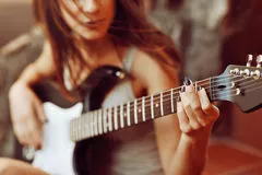 mulher tocando guitarra sepia
