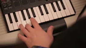 musico tocando teclado controlador midi