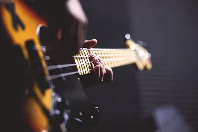 musico tocando contra baixo escuro