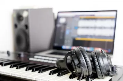 equipamento de gravacao home studio teclado musical headphone