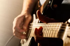 homem tocando guitarra solo