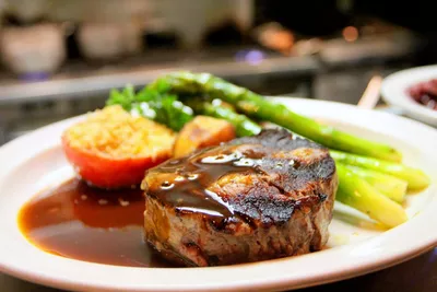 foco seletivo bife com molho e salada