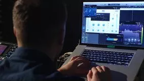 produtor audio gravando laptop noite