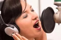 mulher cantando forte microfone