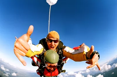 duas pessoas praticando skydiving