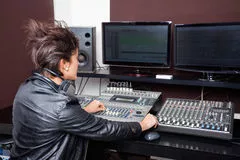 mulher jovem mixando audio