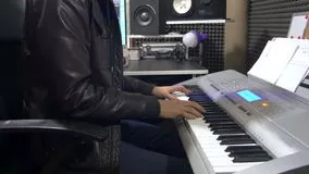 arranjador tocando teclado compondo