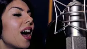 mulher cantando microfone estudio sm
