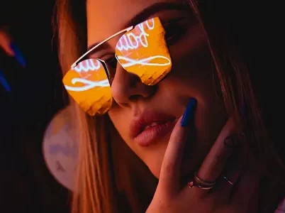 cropped-mulher-segurando-disco-vinil-oculos.webp