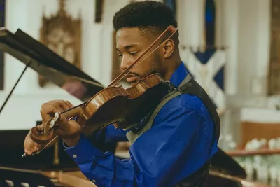 homem tocando violino piano