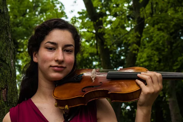 mulher tocando violino mato