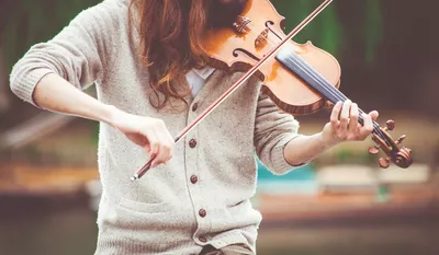 mulher tocando violino outdoor