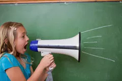 menina gritando no megaphone